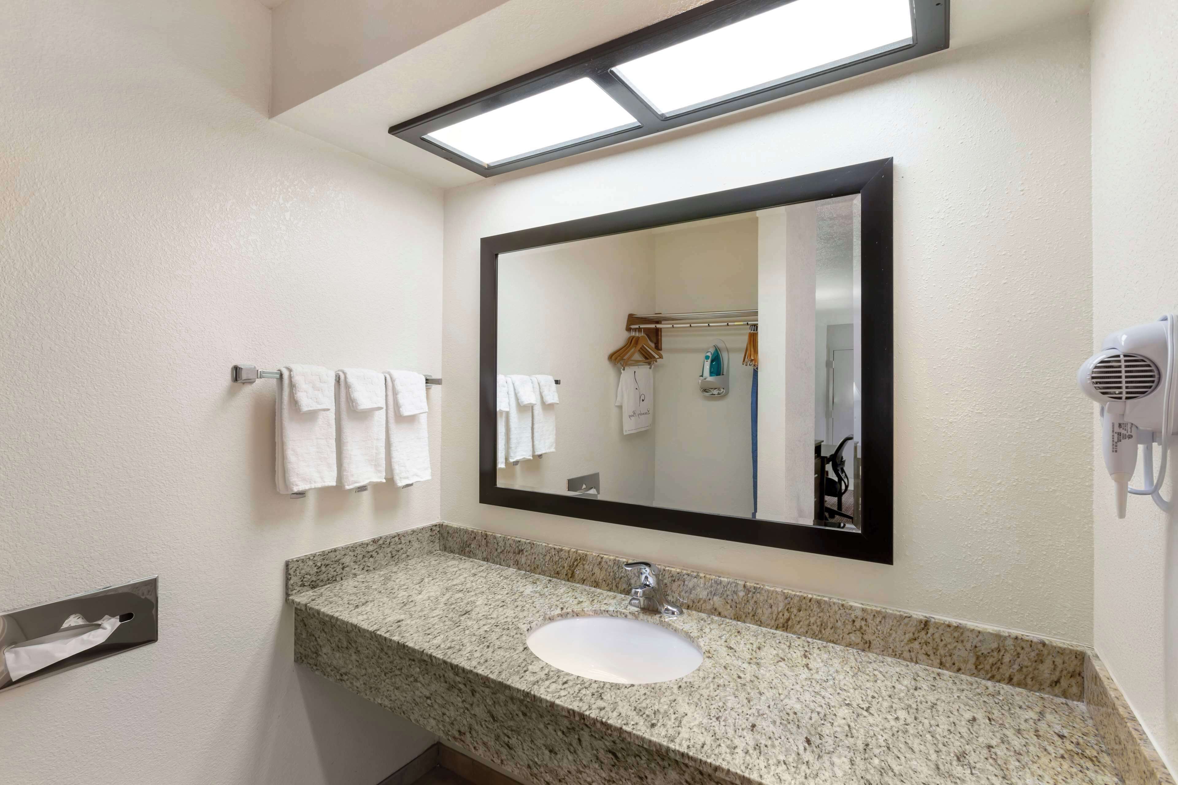 standard room, 1 king bed, non smoking, refrigerator & microwave (with sofabed) | bathroom | combined shower/bathtub, hydromassage showerhead, free toiletries