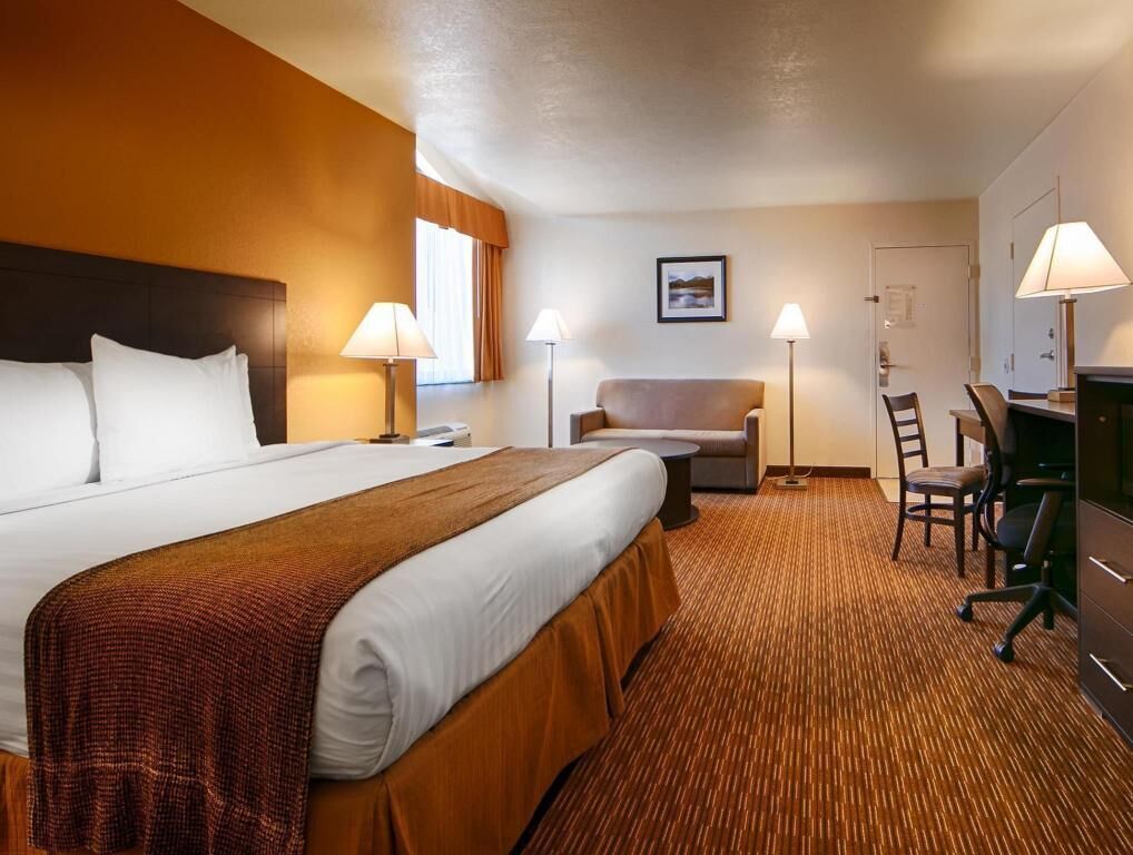 1 bedroom, desk, laptop workspace, blackout drapes