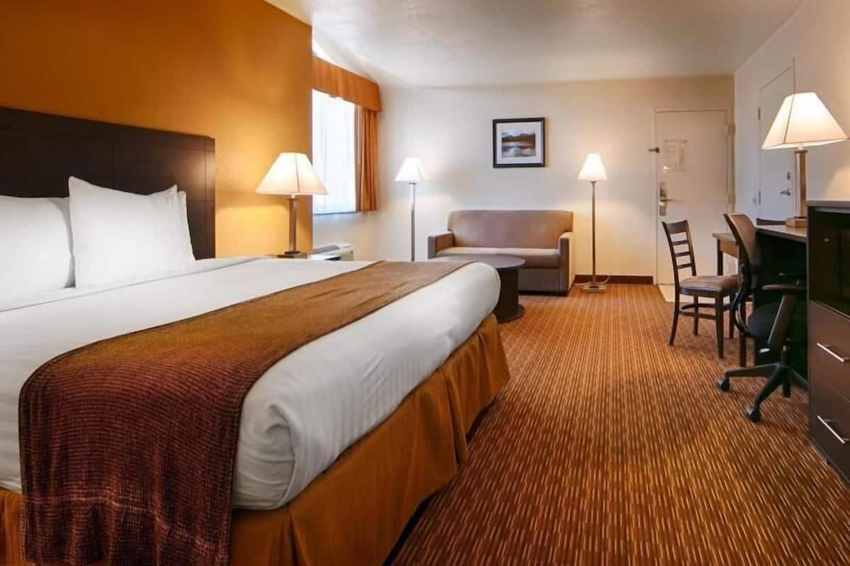 1 bedroom, desk, laptop workspace, blackout curtains