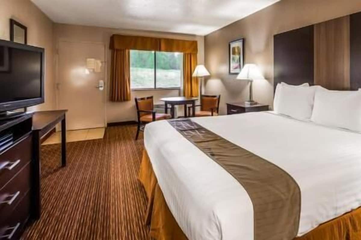 1 bedroom, desk, laptop workspace, blackout curtains