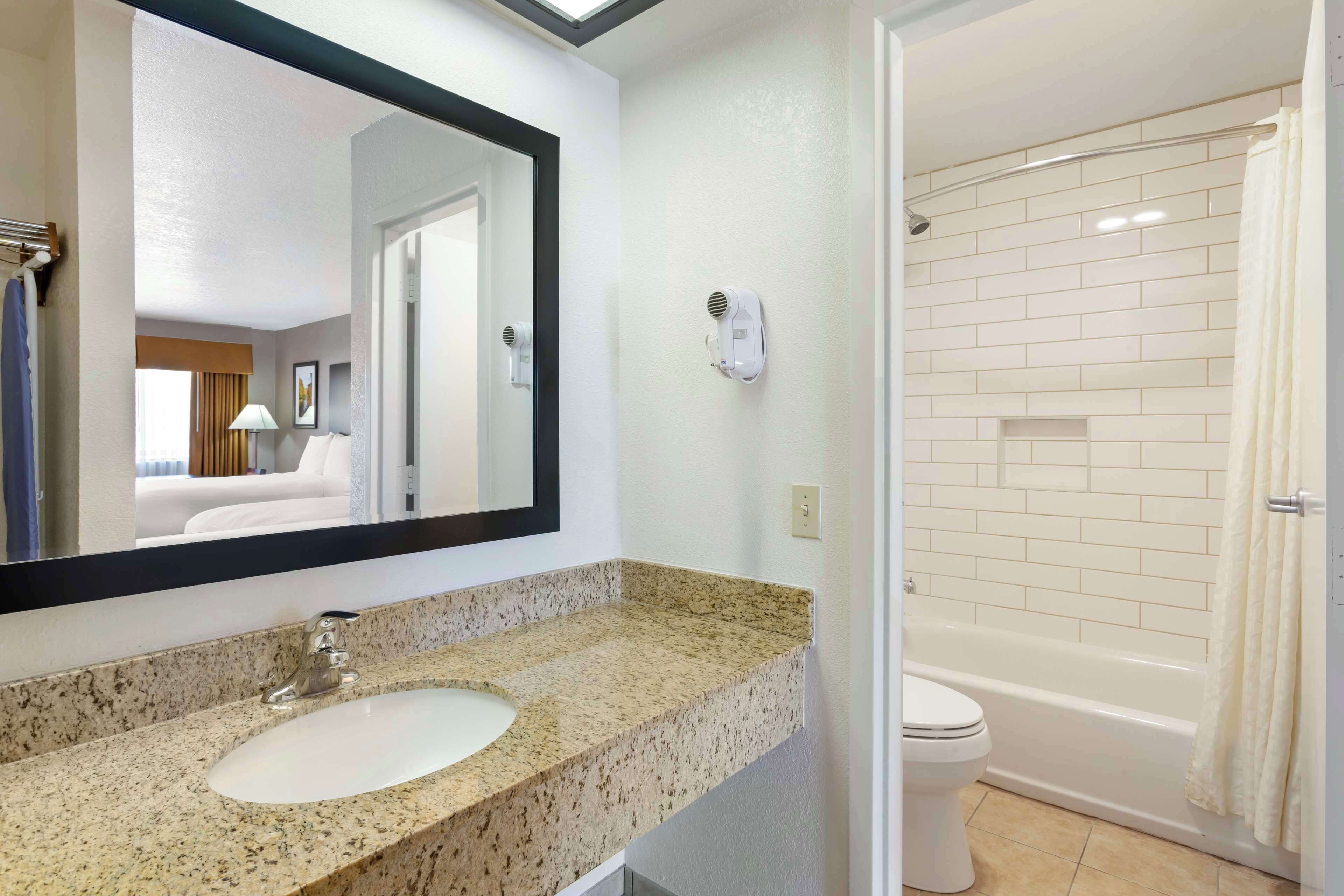 combined shower/bathtub, hydromassage showerhead, free toiletries