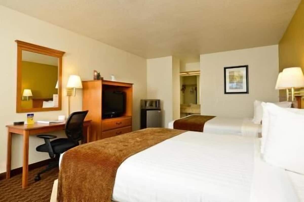 1 bedroom, desk, laptop workspace, blackout curtains