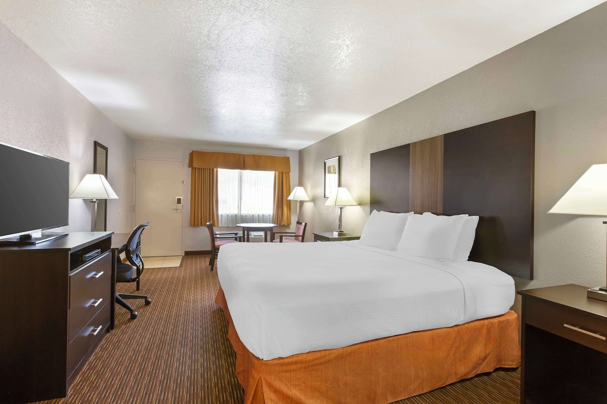1 bedroom, desk, laptop workspace, blackout drapes