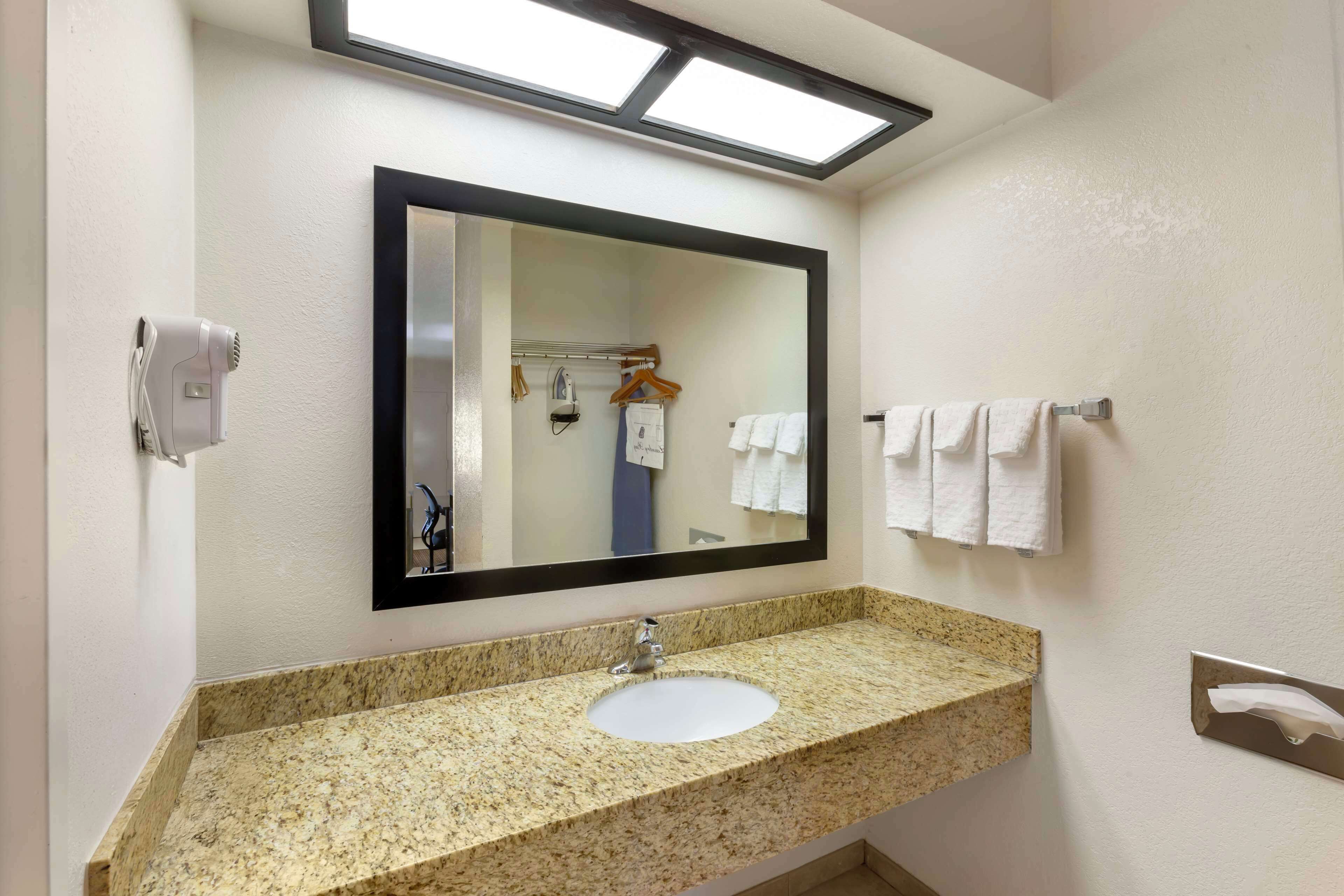 combined shower/bathtub, hydromassage showerhead, free toiletries