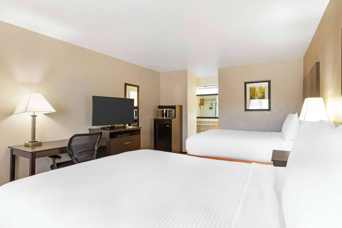 1 bedroom, desk, laptop workspace, blackout drapes