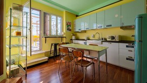 Una cocina con mesa, sillas y ventana.