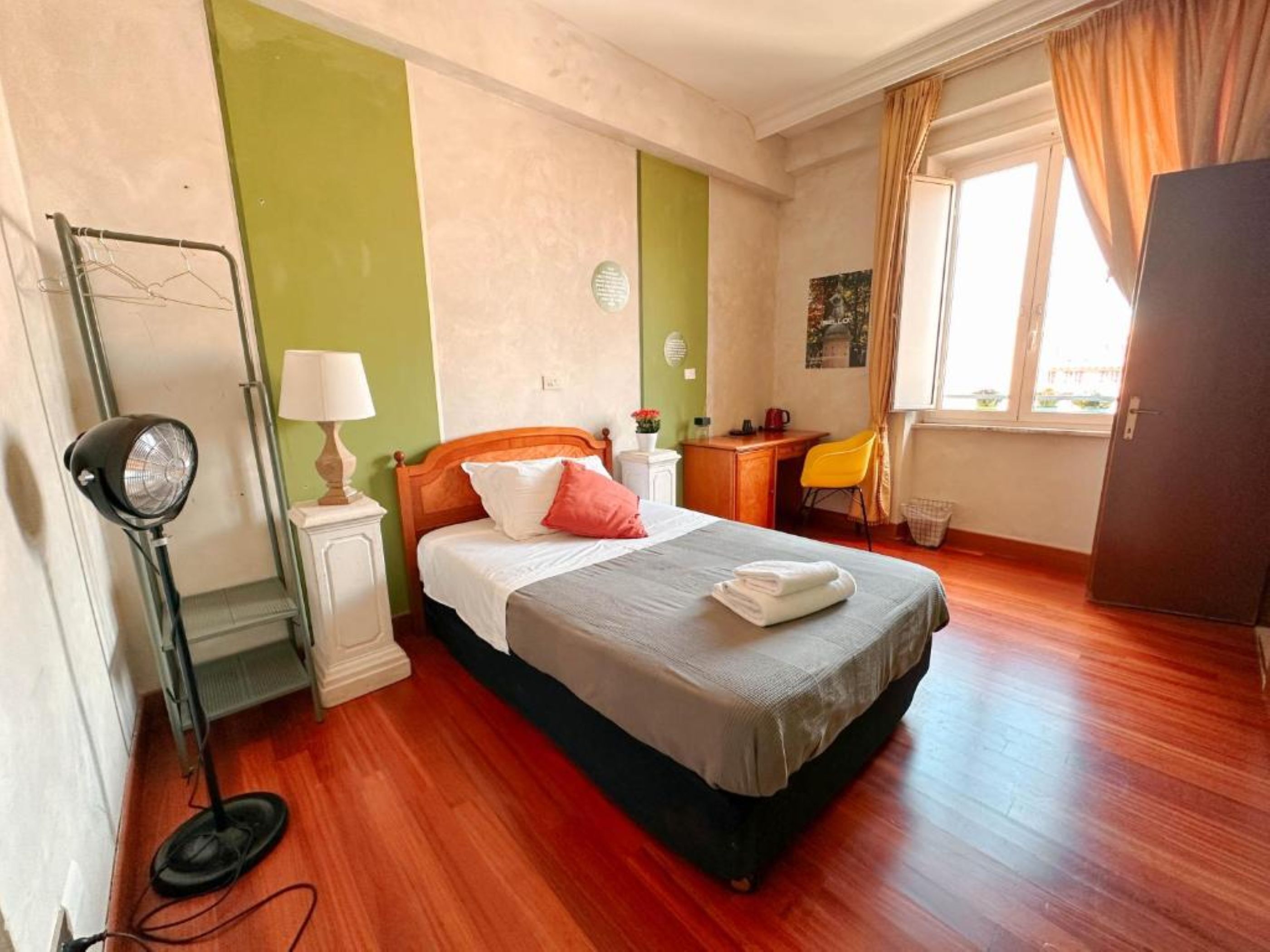 Desk, soundproofing, free WiFi, bed sheets