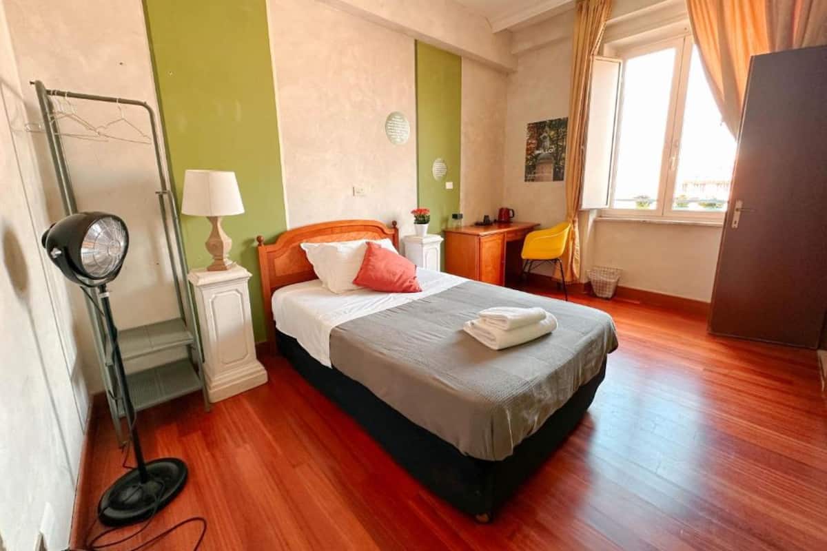 Desk, soundproofing, free WiFi, bed sheets