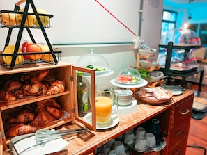 Tägliches Frühstücksbuffet (9.9 EUR pro Person)