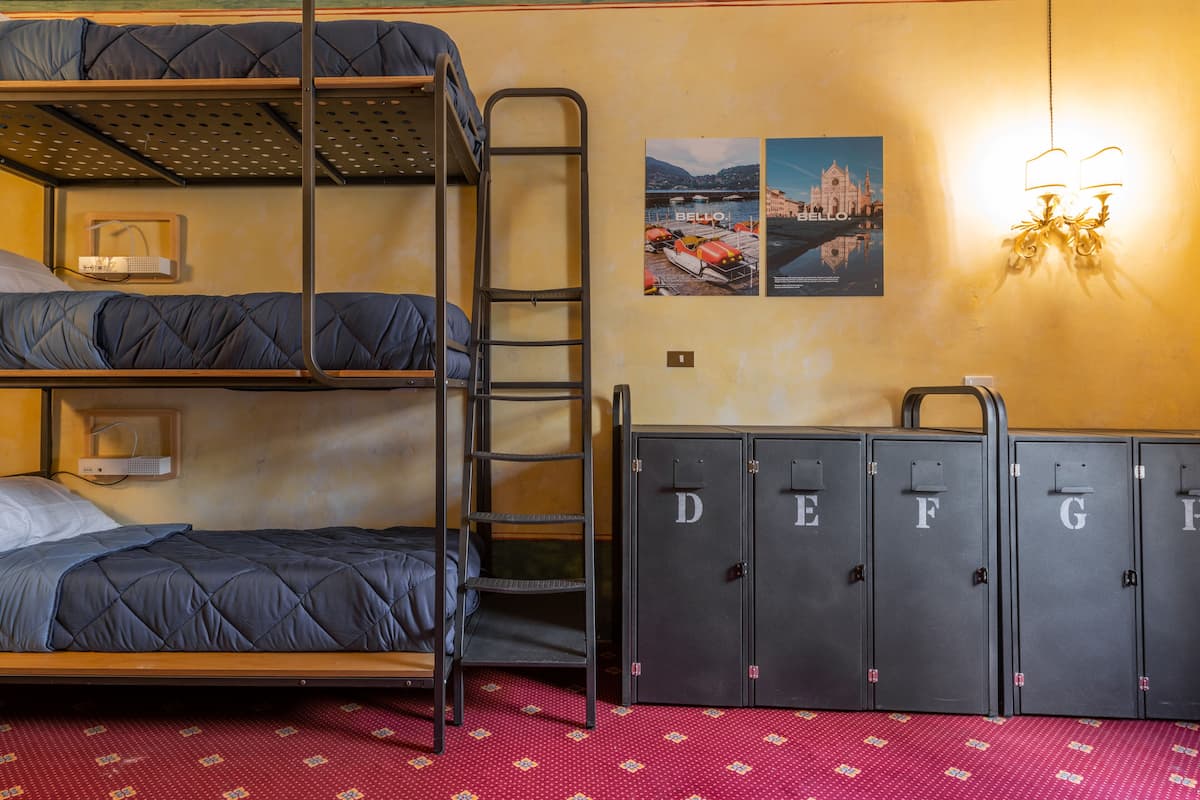 Quartos à prova de som, ferros/tábuas de passar roupa, Wi-Fi de cortesia