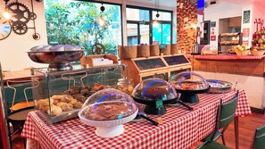 Sarapan prasmanan setiap hari (EUR 9.9 per orang)