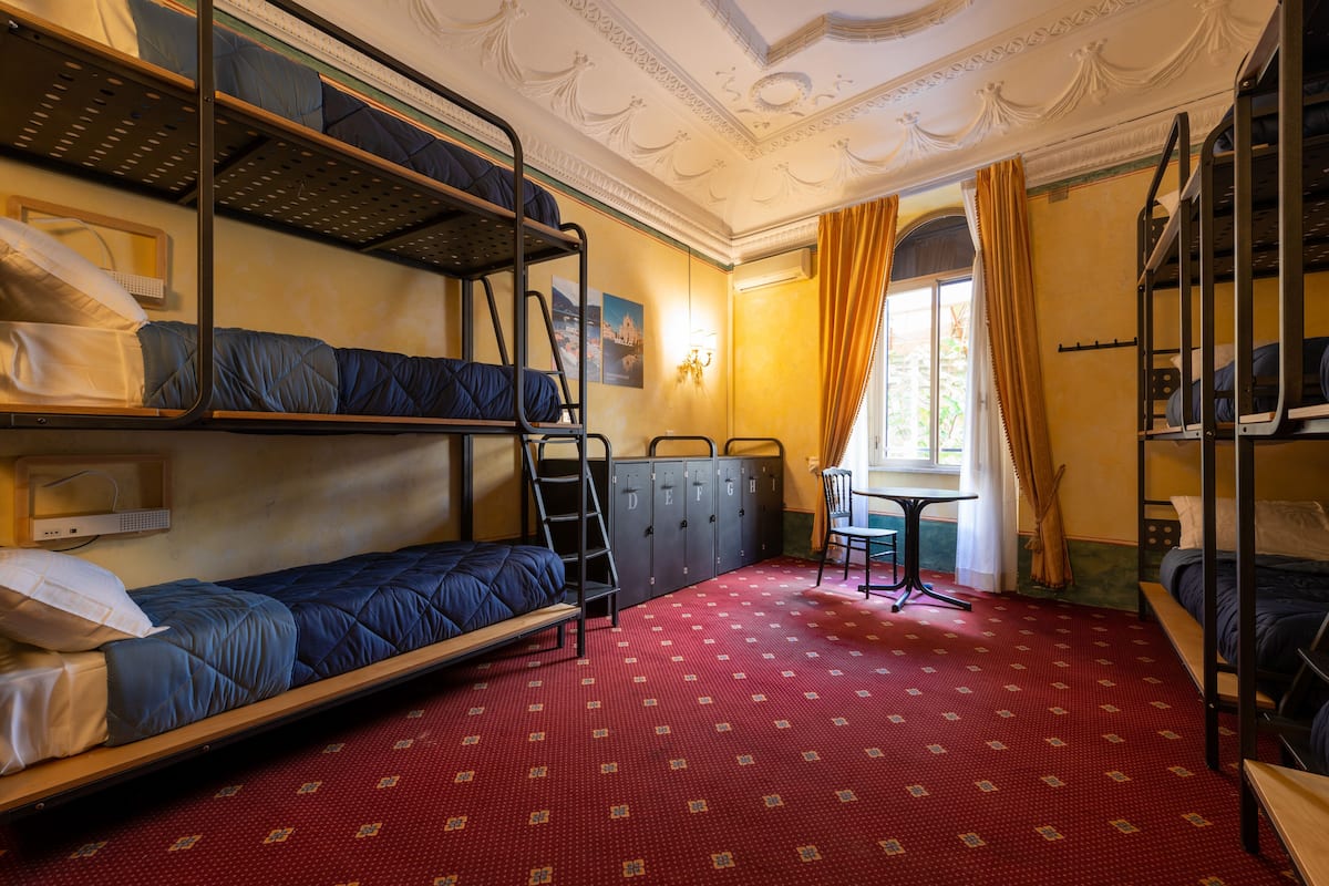 Quartos à prova de som, ferros/tábuas de passar roupa, Wi-Fi de cortesia