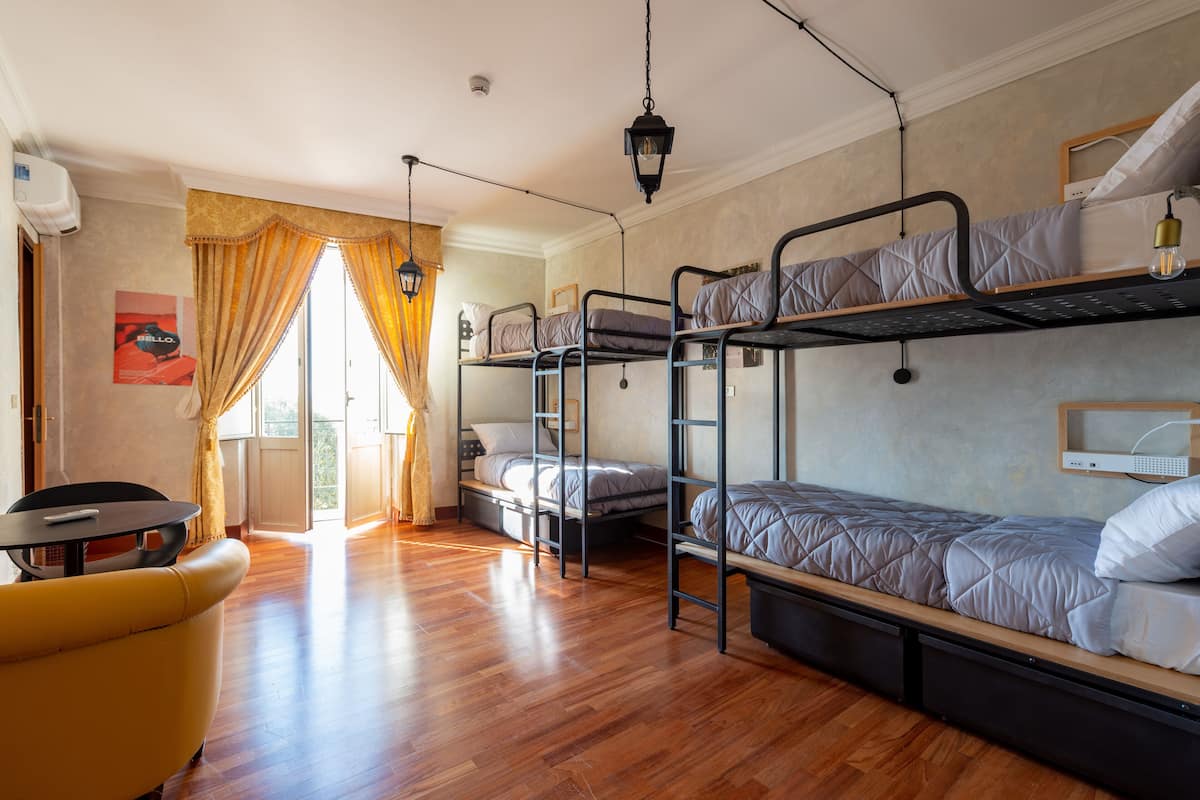 Quartos à prova de som, ferros/tábuas de passar roupa, Wi-Fi de cortesia