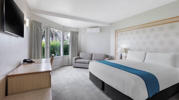 1 habitación, caja de seguridad en la habitación y escritorio