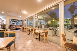 Se sirven desayunos, cenas y cocina local con vista al jardín