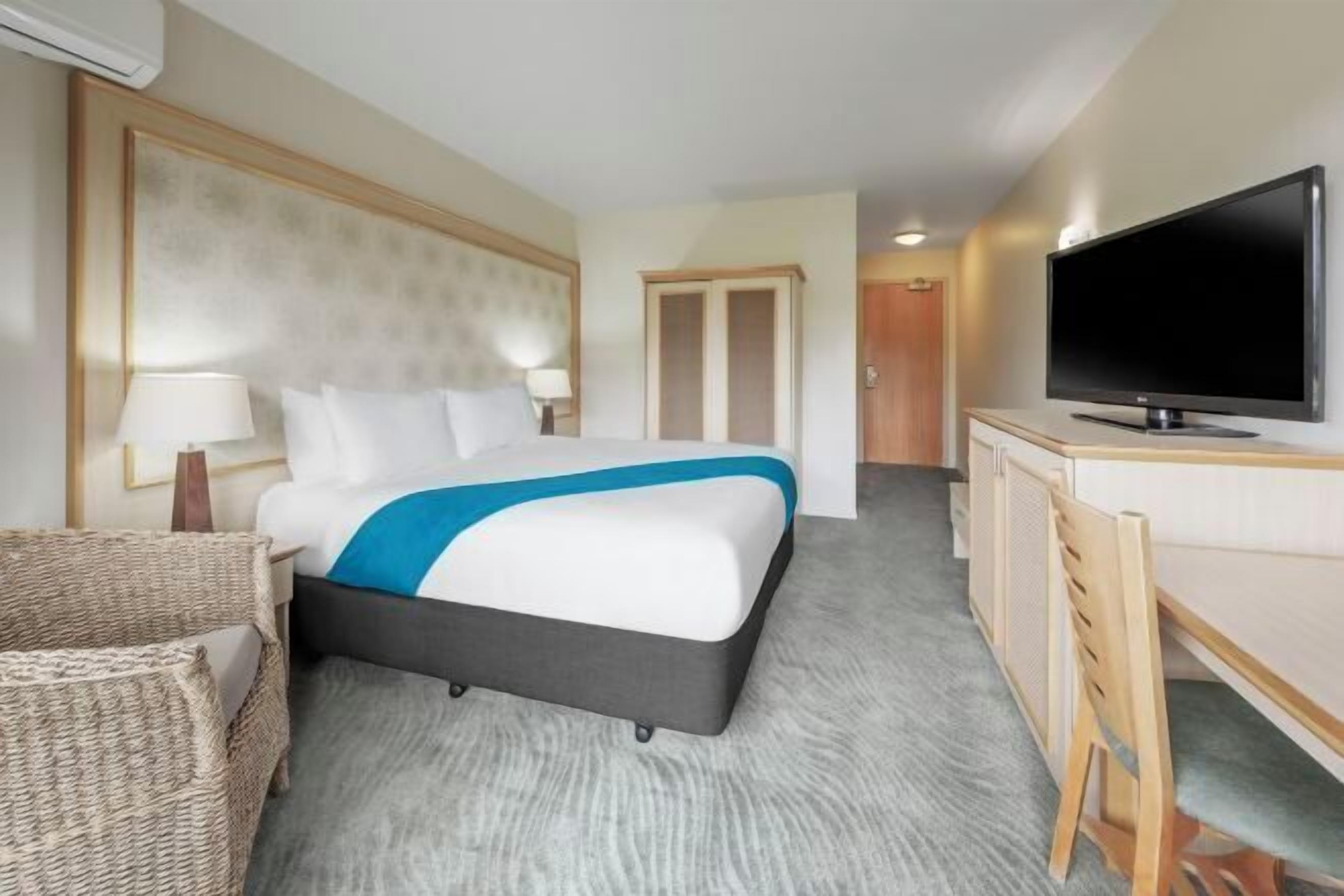 Coffres-forts dans les chambres, bureau, fer et planche à repasser