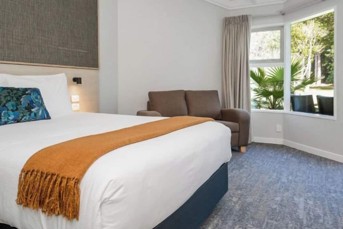 1 bedroom, in-room safe, desk, iron/ironing board