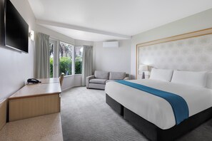 Seaview 1 King | In-room safe, desk, iron/ironing board, free cots/infant beds