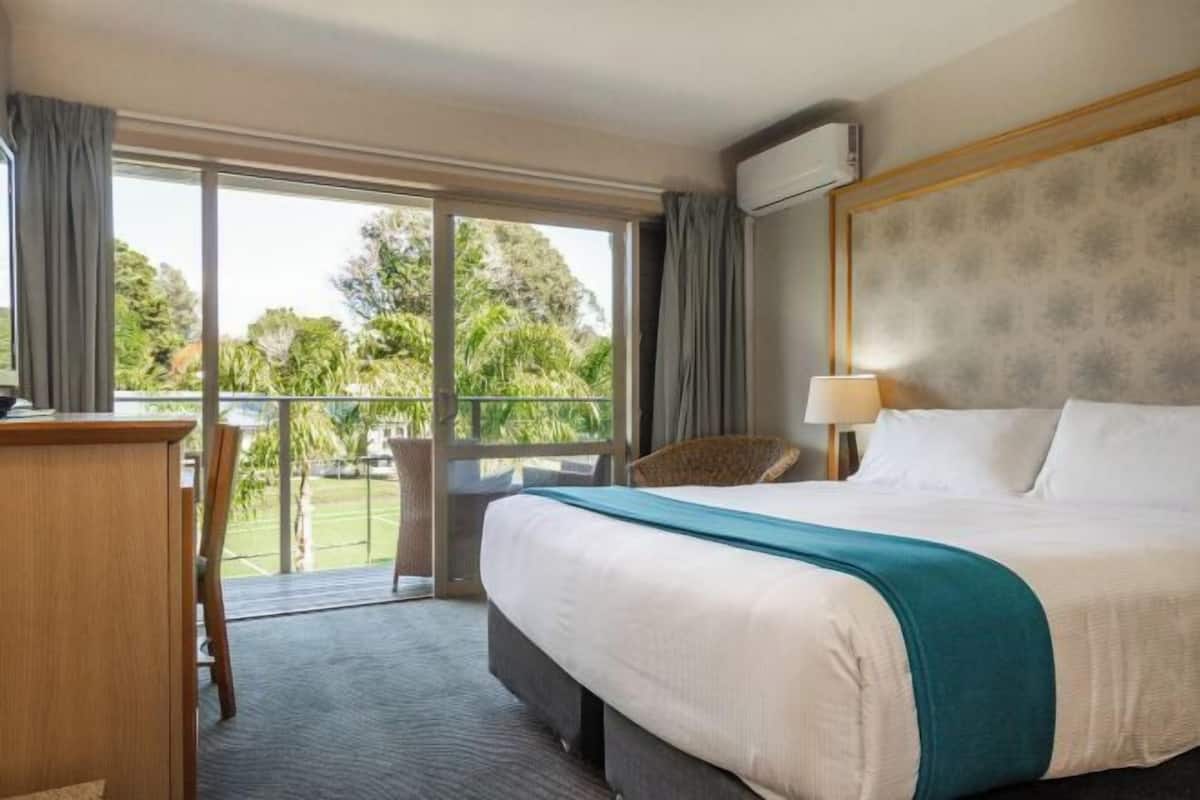 1 bedroom, in-room safe, desk, iron/ironing board