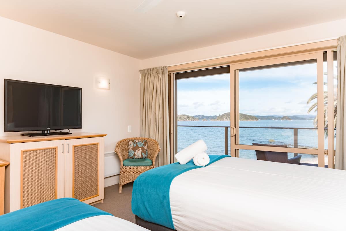 Seaview 2 Doubles | 1 bedroom, in-room safe, desk, iron/ironing board