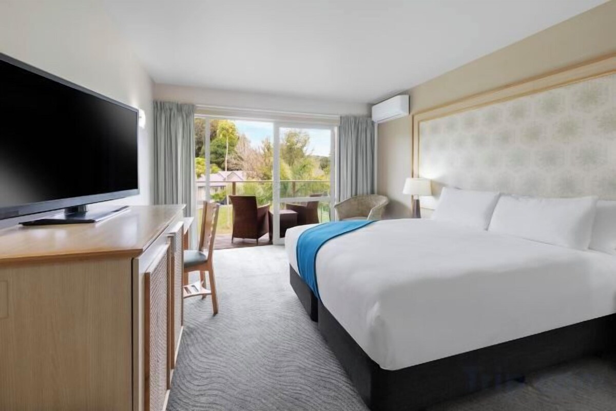 In-room safe, desk, iron/ironing board, WiFi