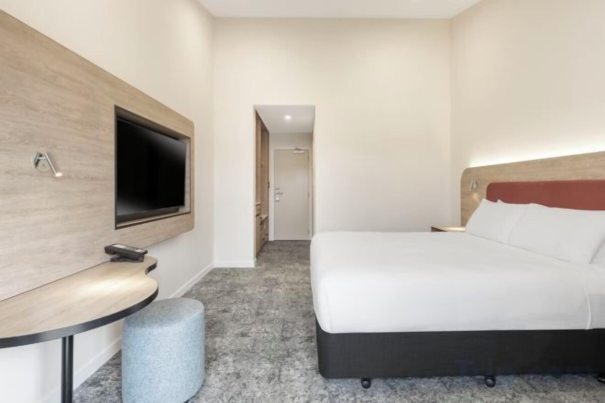 In-room safe, desk, iron/ironing board, WiFi