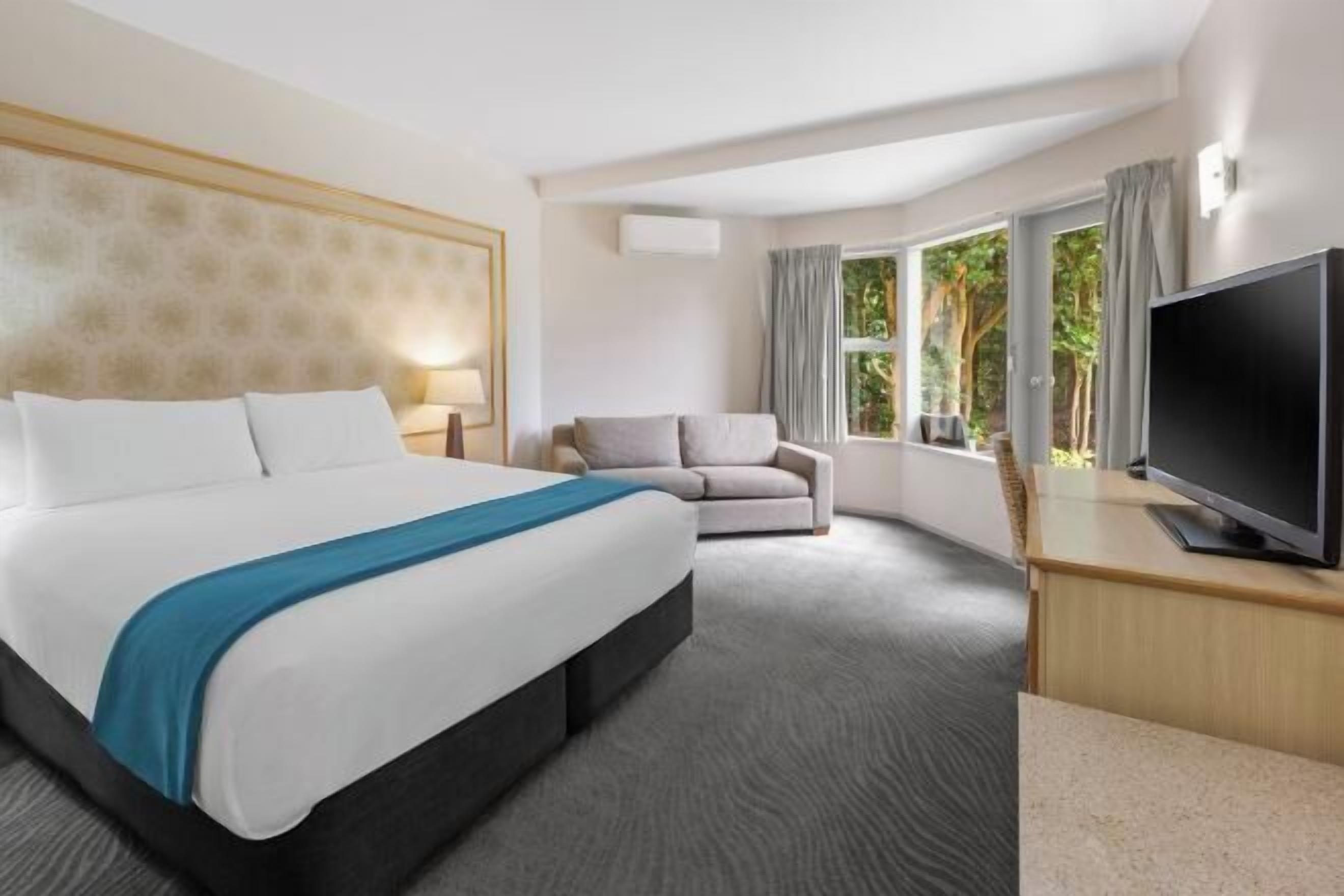 Coffres-forts dans les chambres, bureau, fer et planche à repasser