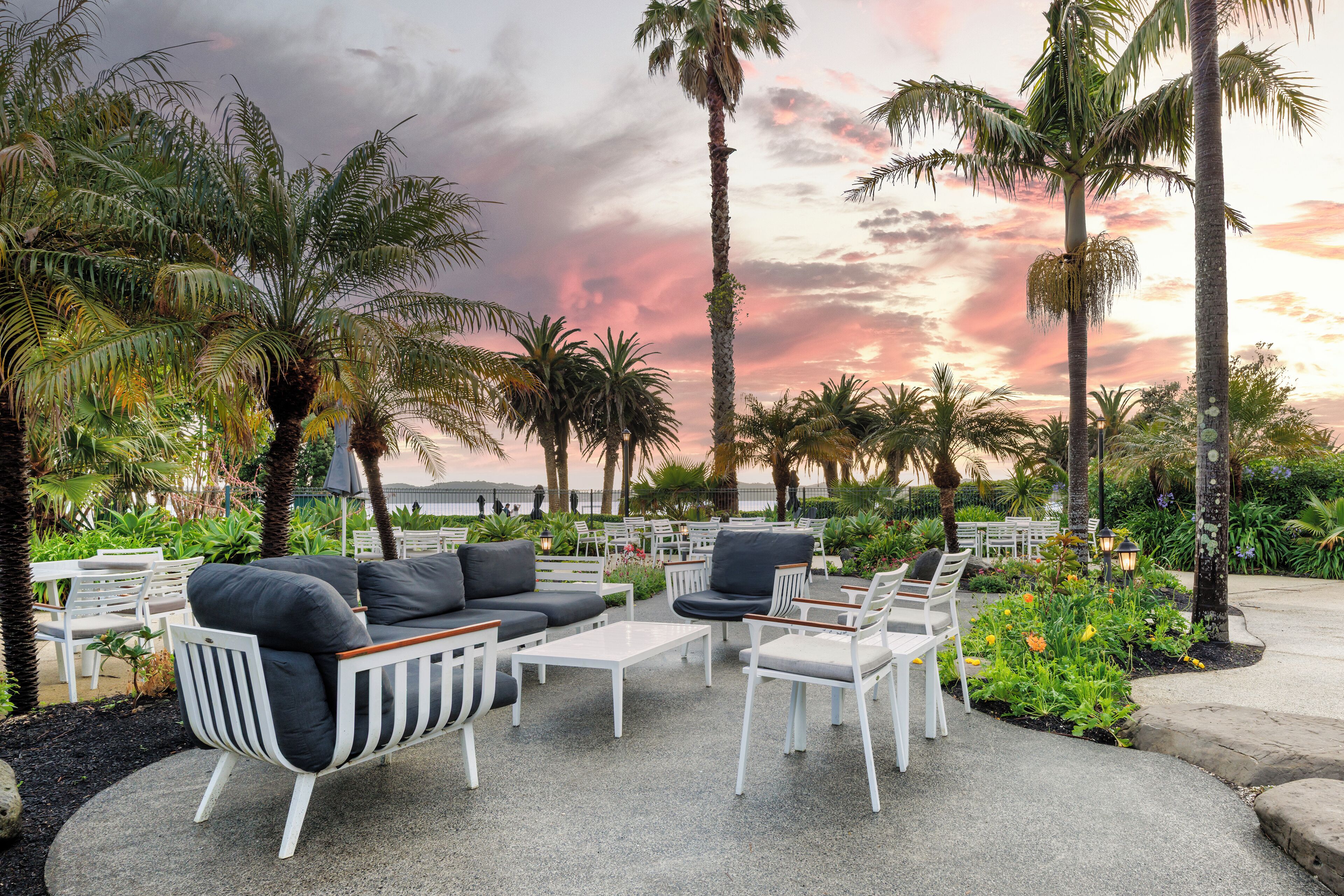 供应早餐和晚餐，地方菜，花园景观