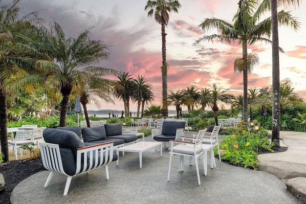 Breakfast, lunch, dinner served; local cuisine, garden views  - Copthorne Hotel and Resort Bay of Islands (Waitangi)