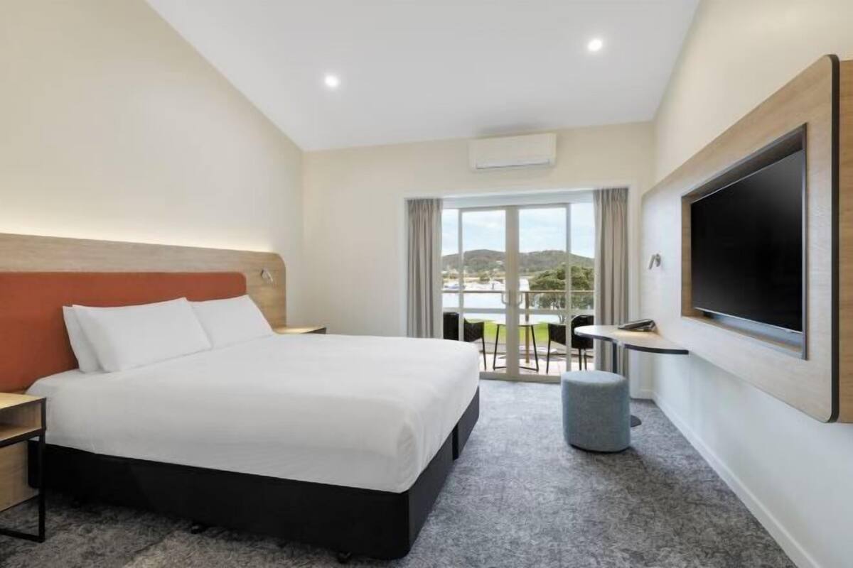 In-room safe, desk, iron/ironing board, WiFi