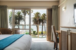 Habitación superior, 1 cama de matrimonio grande, vistas al mar | Caja fuerte, escritorio, tabla de planchar con plancha y cunas gratuitas