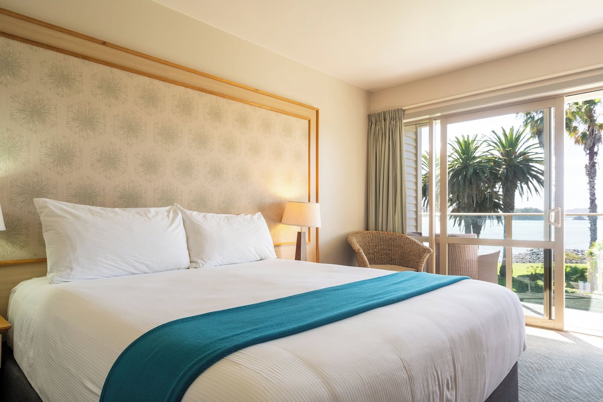 Seaview 1 King | 1 bedroom, in-room safe, desk, iron/ironing board