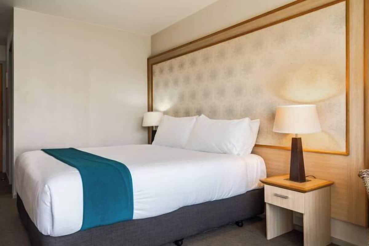 1 bedroom, in-room safe, desk, iron/ironing board
