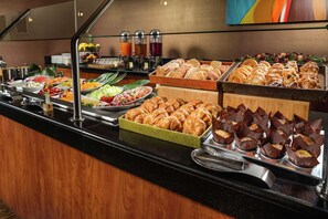 بوفيه فطور يوميًا بتكلفة قدرها (26.00 USD للشخص)