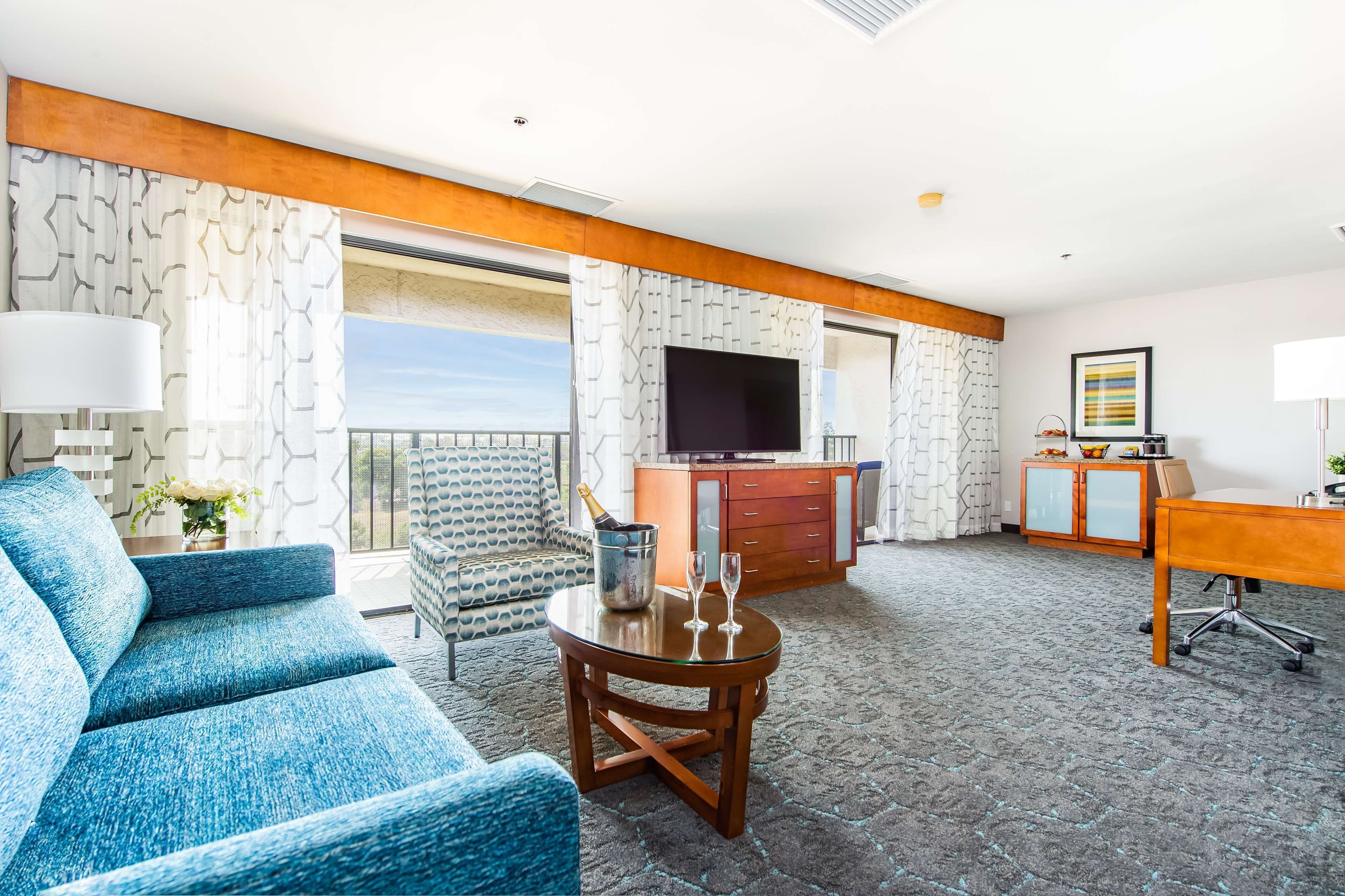 executive suite, 1 king bed, non smoking, balcony | hypo-allergenic bedding, in-room safe, desk, iron/ironing board