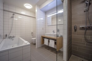 Suite | Baño | Ducha y bañera combinadas y artículos de higiene personal ecológicos