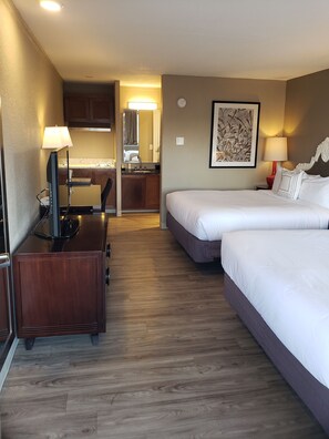 Quarto, 2 camas Queen, cozinha americana | Wi-Fi de cortesia, roupa de cama