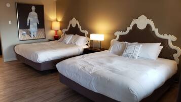 Chambre Deluxe, Plusieurs lits | Accès au Wi-Fi (inclus), literie fournie