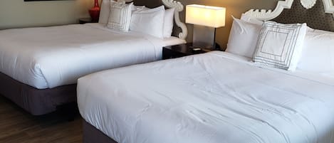 Habitación, 2 camas Queen size, cocineta | Wifi gratis y ropa de cama