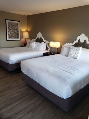 Chambre, 2 grands lits, coin cuisine | Wi-Fi gratuit, draps fournis