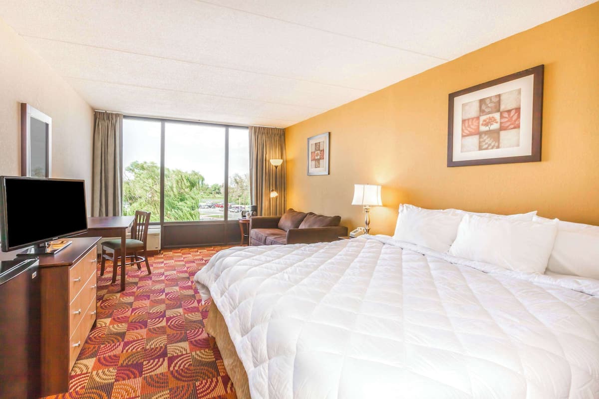 Studio Suite, 1 King Bed, Non Smoking | In-room safe, desk, iron/ironing board, free cribs/infant beds