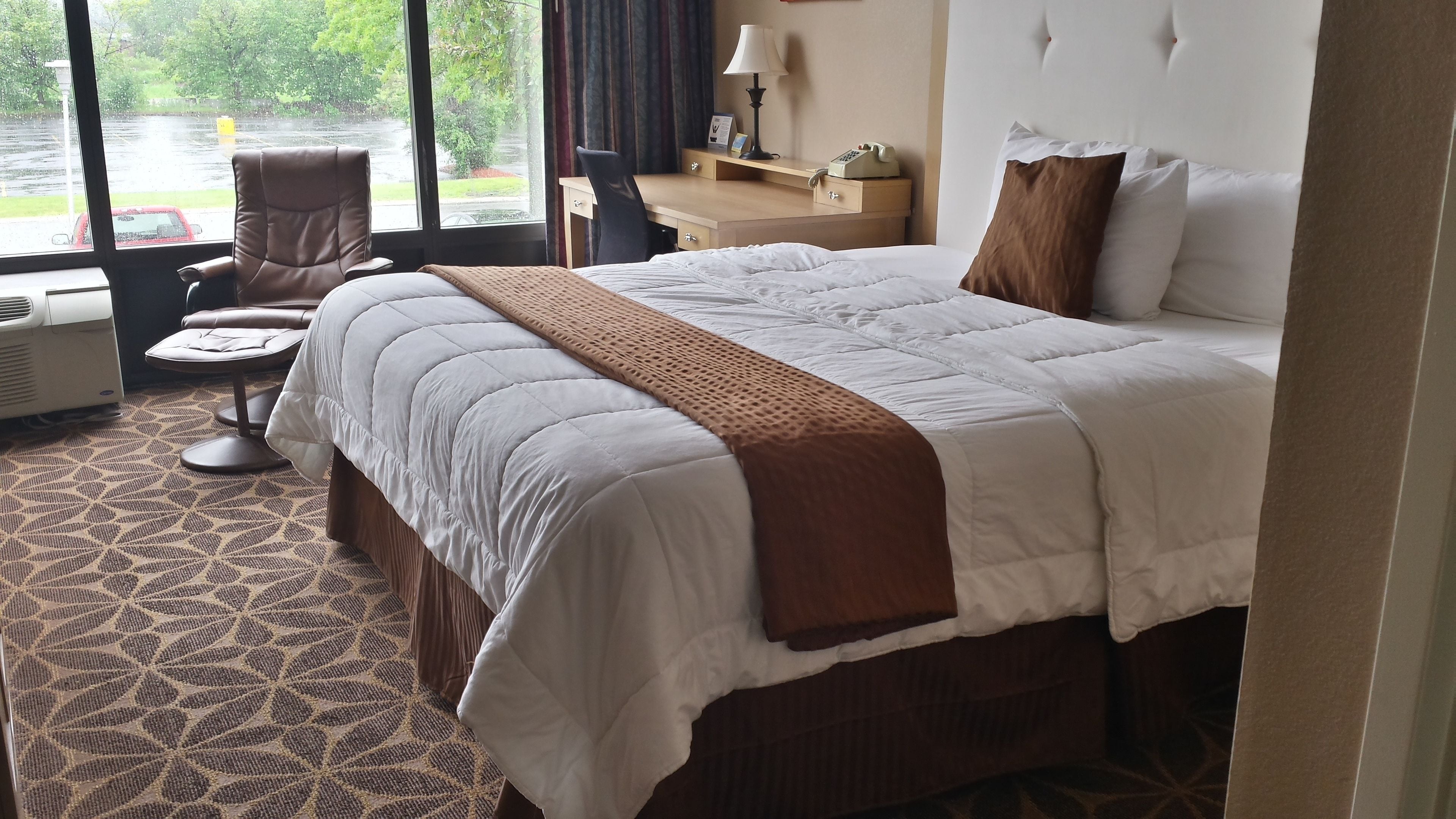 studio suite, 1 king bed, non smoking | in-room safe, desk, iron/ironing board, free cots/infant beds