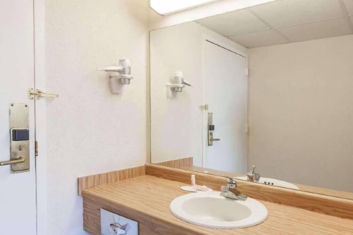 Salle de bain | Ensemble douche/baignoire, articles de toilette gratuits, sèche-cheveux