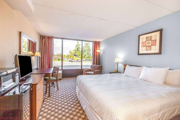 Standard Room, 1 King Bed | In-room safe, desk, iron/ironing board, free cribs/infant beds