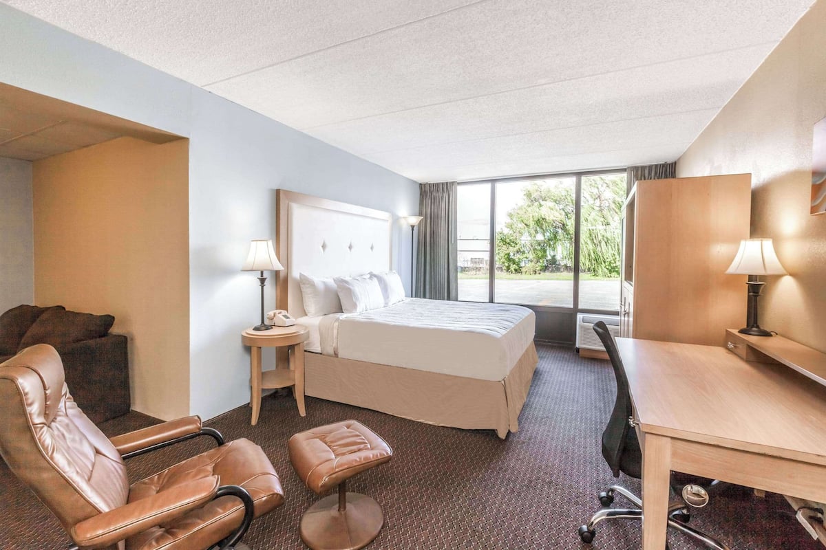 Room, 1 Double Bed, Non Smoking | In-room safe, desk, iron/ironing board, free cribs/infant beds