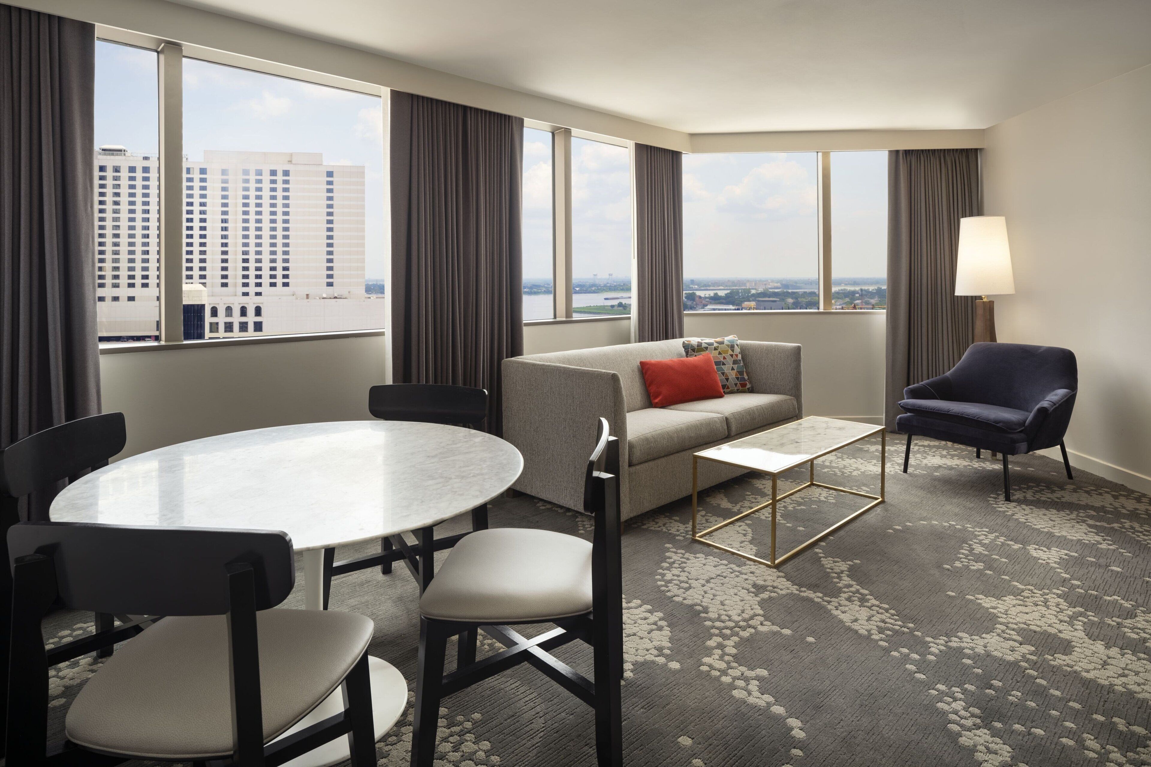 Urban, Suite, 1 kingsize bed, uitzicht op rivier, op de hoek | Woonkamer | Een 55-inch lcd-televisie met kabelzenders, een televisie en boeken