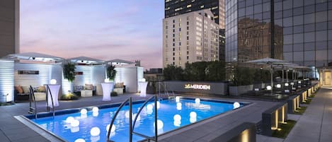 Una piscina al aire libre de temporada, camas de piscina con cargo