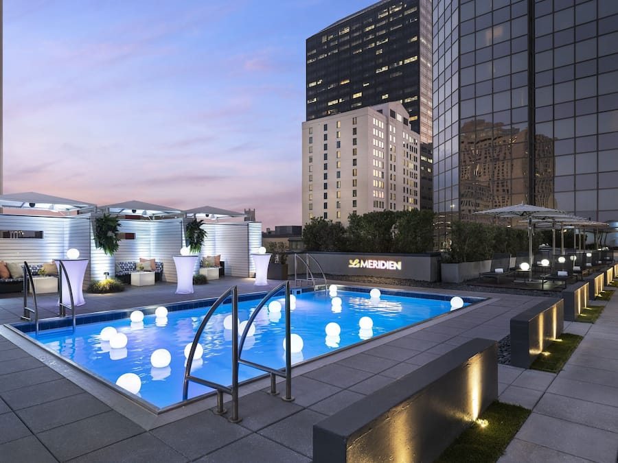 Piscina externa sazonal, funciona das 7h às 22h, barracas, guarda-sóis