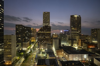 Down comforters, pillowtop beds, in-room safe, desk at Le Meridien New Orleans