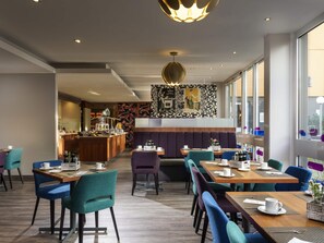 Petit déjeuner buffet (19 EUR par personne)